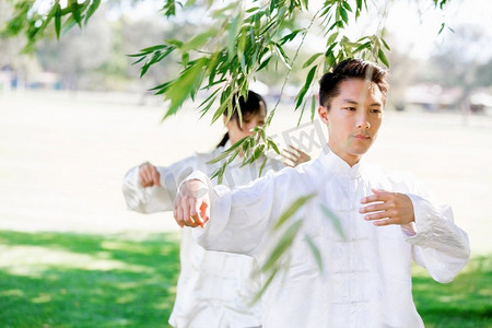 人们在公园里练太极拳。夏天人们在公园里练太极拳