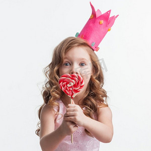美丽的小糖果公主，戴着皇冠，戴着大粉心棒棒糖。糖果公主女孩配棒棒糖