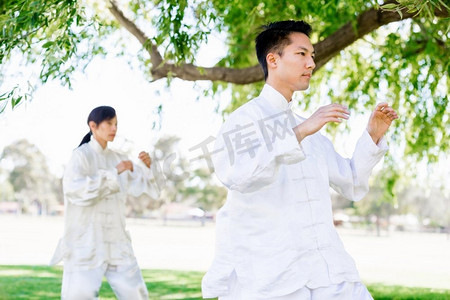 人们在公园里练太极拳。夏天人们在公园里练太极拳