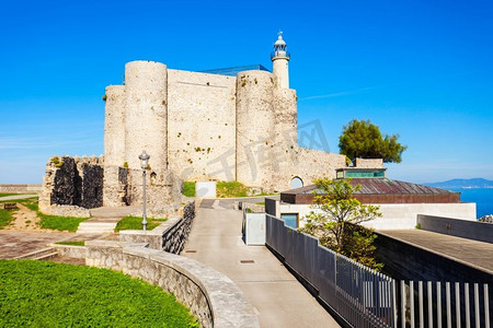 西班牙北部坎塔布里亚地区小城市卡斯特罗·乌尔代莱斯的圣安娜城堡或卡斯蒂略·德·圣安娜和灯塔