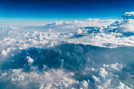 会议展板蓝色摄影照片_美丽的风景地球云和蓝色地平线