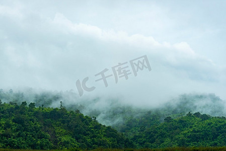 大山摄影照片_泰国热带雨林景观