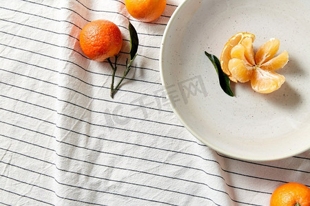 水果画摄影照片_食物，健康饮食和水果概念—近摄的葡萄糖在盘子上超过窗帘。静物画上了平板上的浮雕