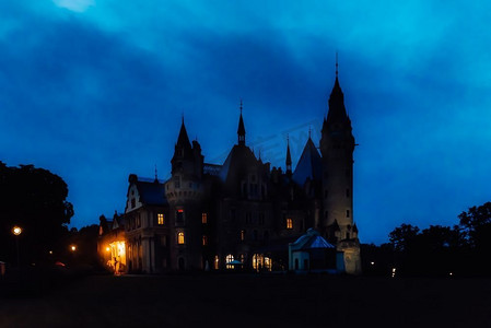 位于莫兹纳村的波兰古堡在夜色中
