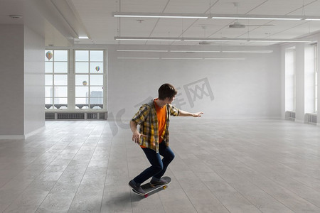 男孩骑滑板。在现代室内玩滑板的好手。混合介质