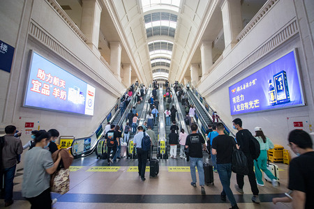 武汉火车站摄影照片_武汉汉口火车站运输交通人流