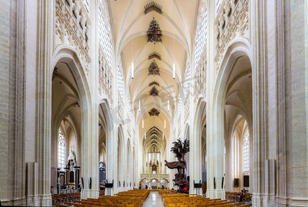 古老的大教堂教堂大厅里有长凳，古老的欧洲。传统的欧洲建筑，著名的旅游和旅游胜地，宗教