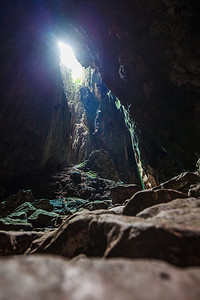 石灰岩摄影照片_泰国的石灰岩洞穴。泰国石灰岩洞穴内景，光线来自上方