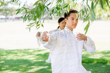 人们在公园里练太极拳。夏天人们在公园里练太极拳