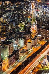 日本横滨市的鸟瞰路灯照明。按人口计算，横滨是日本第二大城市。