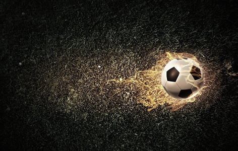 黑色火光摄影照片_热球。火光中的足球概念形象
