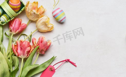 花卉文字摄影照片_复活节背景与新鲜郁金香、装饰蛋和标签、顶视图、地方为文字