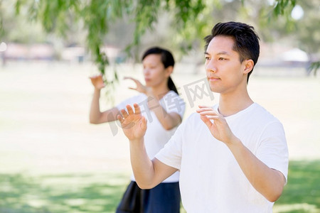 陈式太极拳摄影照片_人们在公园里练太极拳。夏天人们在公园里练太极拳