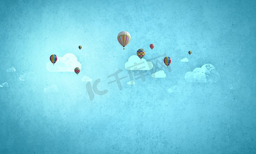 会飞的浮空器。五颜六色的气球在蓝天中高高飘扬
