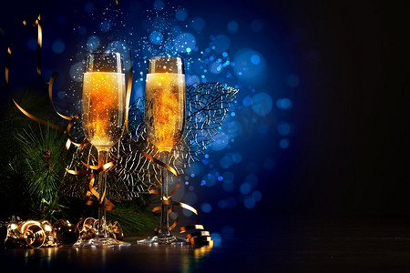 新年派对上的几杯香槟。准备好迎接新年的两个香槟酒杯