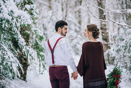 第几摄影照片_新郎在棕色和新娘在勃艮第在山区喀尔巴阡山脉