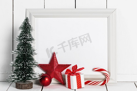 装饰性文案摄影照片_相框和圣诞装饰品。复古白色木质相框，空白白色文案空间和圣诞装饰