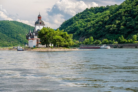 普法尔茨格拉芬施泰因城堡（Pfalzgrafenstein Castle），位于德国考布附近的莱茵河谷（莱茵峡谷）的法尔科瑙岛上的收费城堡。建于1327年。