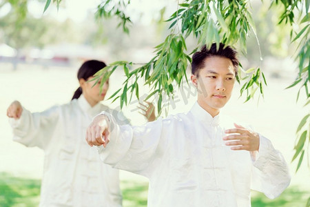 人们在公园里练太极拳。夏天人们在公园里练太极拳