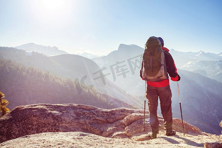 南太行徒步摄影照片_在约塞米蒂山脉徒步旅行