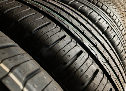 在车库里排成一排的崭新的汽车轮胎或准备安装到车辆上的轮胎