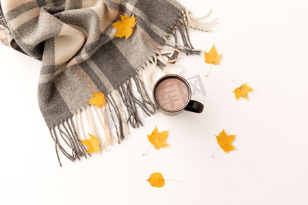 饮料和季节概念—杯热巧克力，秋天的叶子和温暖的毯子在白色背景。热巧克力，秋天的叶子和温暖的毯子