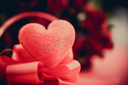 红心花玫瑰花束红色背景/心形彩带蝴蝶结和玫瑰浪漫爱情情人节概念