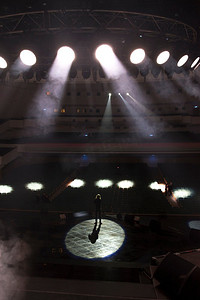 光线照亮了音乐会现场。