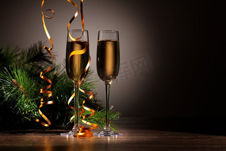 新年派对上的几杯香槟。准备好迎接新年的两个香槟酒杯