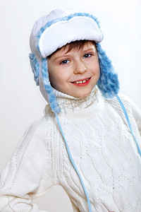 肖像的小孩在冬天穿反对白色背景