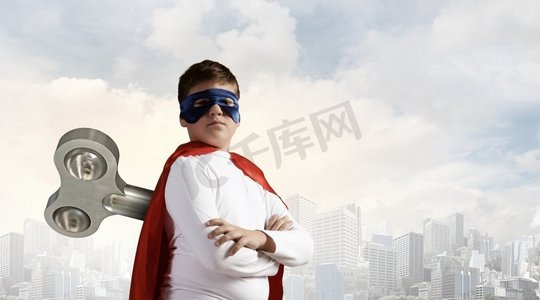 多动症超级儿童。背上带钥匙的超级好动的小男孩穿着超级英雄的服装