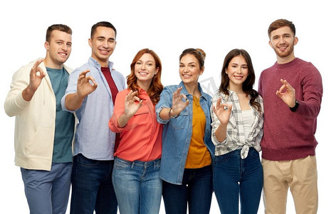 手势、友谊和人的概念-一群微笑的朋友在白色背景上显示OK手势。一群微笑的朋友