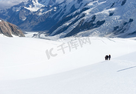 新西兰。在新西兰阿尔卑斯山的雪地中行走的一群人