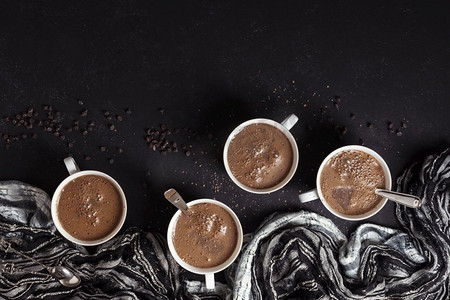 巧克力图标摄影照片_热巧克力杯加咖啡豆
