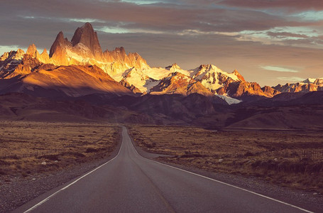著名的Cerro Fitz Roy—阿根廷巴塔哥尼亚最美丽，最难强调的岩石峰之一