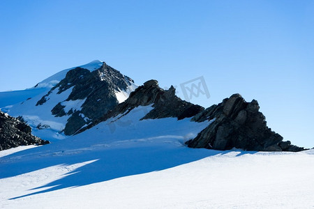 雪山。雪域蓝天的自然山水景观