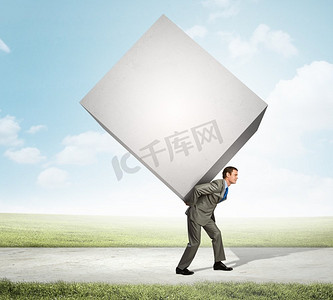 商人背着立方体。商人背着大白方块的形象