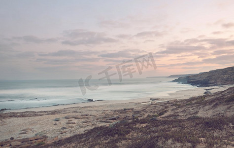 日落后的海滨，Instagram上的过滤器。