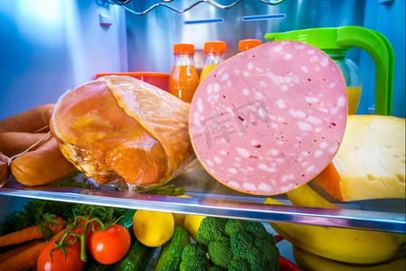 双开门冰箱摄影照片_敞开的冰箱里装满了食物。