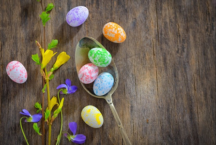 复活节木桌设置与鸡蛋和鲜花