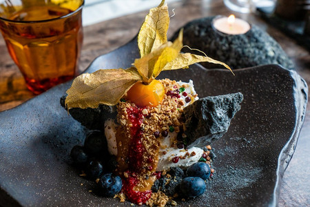 冰淇淋设计摄影照片_冰岛冰淇淋菜单与火山岩甘蔗和蓝莓。
