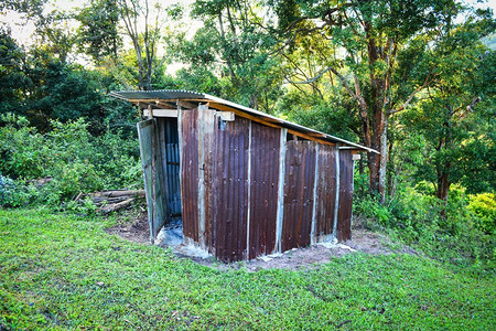 老木厕所森林有锌屋顶在山在一个村庄小山—户外厕所小屋