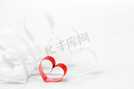 婚礼红摄影照片_红白纸心形构图，情人节概念