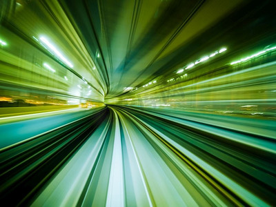 动态背景城市摄影照片_在城市铁路隧道移动的运动模糊火车。运动模糊背景摘要。