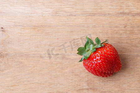 健康的营养饮食。红色新鲜单草莓水果木桌子板复制空间文本区