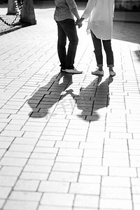 早上，一个男孩和一个女孩快乐地走在旧欧洲的空荡荡的街道上