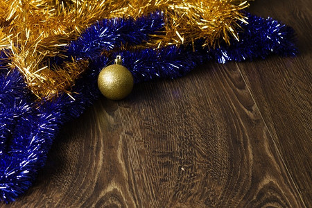 圣诞背景。背景圣诞图案带有装饰球和金属饰品。文本的位置