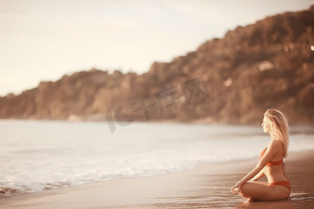 在海滩上的冥想和瑜伽/暑假概念健康美容，暑假瑜伽课程在海边