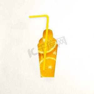 创意概念静物食品饮食健康照片橙汁饮料吸管饮料白底纸瓶。