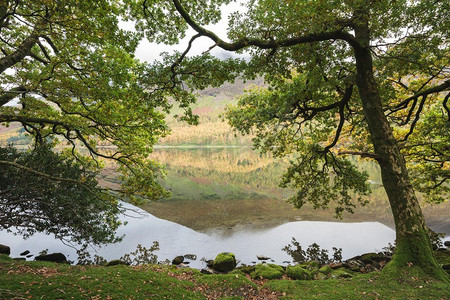71823796-英国湖区布特梅尔湖令人惊叹的秋季景观图片